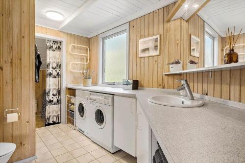 a bathroom with a washing machine and a sink at OH525-Hadsund-Halvrebene-70 in Hadsund