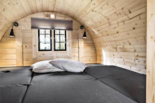 een grote kamer met een bed in een houten huis bij OH300-Hadsund-Ved-Mollen-3 in Hadsund