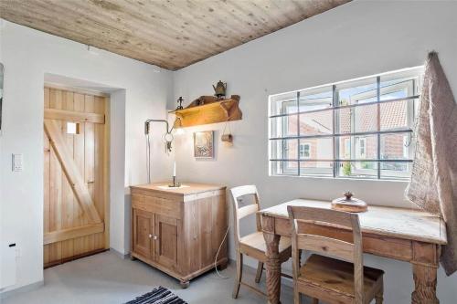 een kamer met een bureau, een tafel en een raam bij OH300-Hadsund-Ved-Mollen-3 in Hadsund