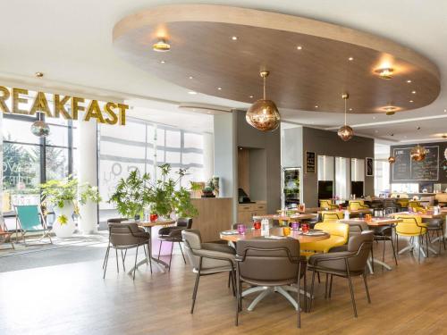 En restaurant eller et andet spisested på Novotel Paris Roissy CDG Convention