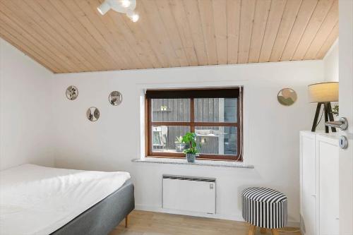 una camera da letto con un letto e una finestra di HA370-Saeby-H-C-Gads-Vej-5 a Sæby