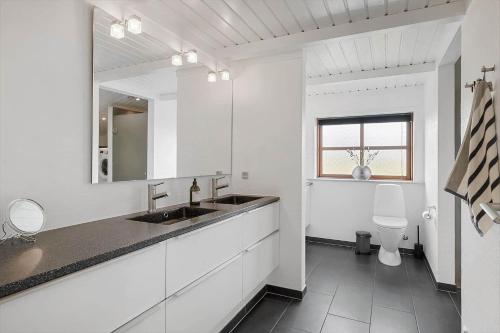 un bagno bianco con lavandino e WC di HA370-Saeby-H-C-Gads-Vej-5 a Sæby