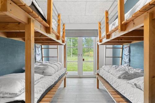 twee stapelbedden in een kamer met een raam bij HA375-Saeby-Kulmulevej-21 in Sæby