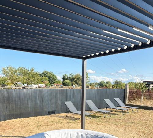 Galeriebild der Unterkunft Maison entiere jacuzzi reception ouverte 7 7j et 24 24h in Ambarès-et-Lagrave