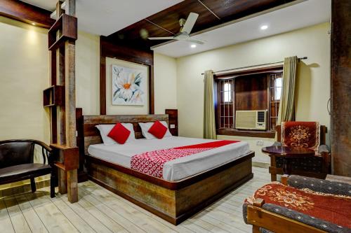 een slaapkamer met een bed, een stoel en een raam bij Super Collection O Oxygen in Rānchī