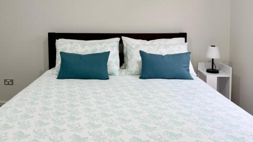 En eller flere senge i et værelse på 3BR Auckland Holiday Home near Outlet shops and Costco