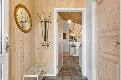 un corridoio con pareti in legno e uno specchio sul muro di HA384-Hals-Brombaervej-16 a Hou
