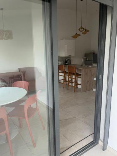 Kuchyň nebo kuchyňský kout v ubytování Case Ylang Blossom maison neuve avec piscine