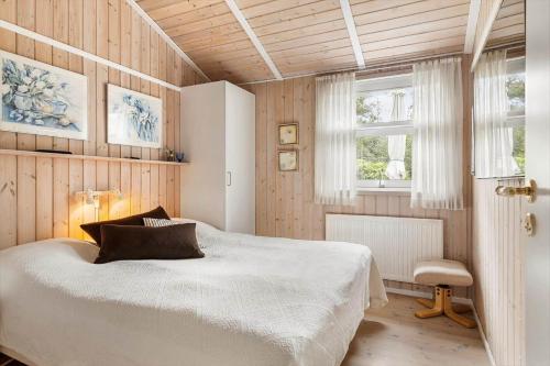 een slaapkamer met een bed en twee ramen bij HA390-Saeby-Graevlingestien-5 in Grønsig