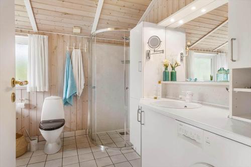 een badkamer met een douche, een toilet en een wastafel bij HA390-Saeby-Graevlingestien-5 in Grønsig