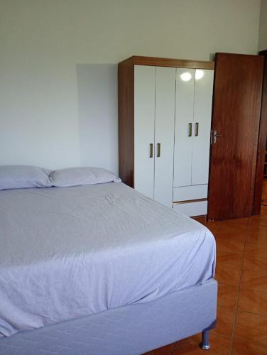 En eller flere senge i et værelse på Apt 3 quartos sendo 1 suíte, zona sul de Ilhéus