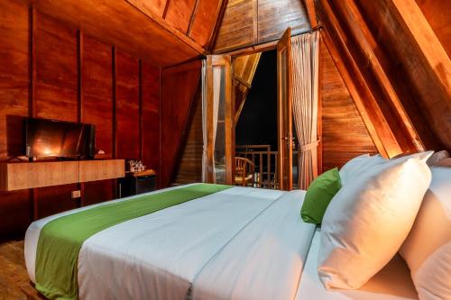 Postel nebo postele na pokoji v ubytování Ngetis Sidemen Villa & Retreat