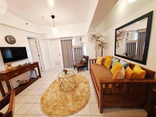 TV a/nebo společenská místnost v ubytování 2BR Condo in Tagaytay I Lake View I Fast Wifi I Free Parking