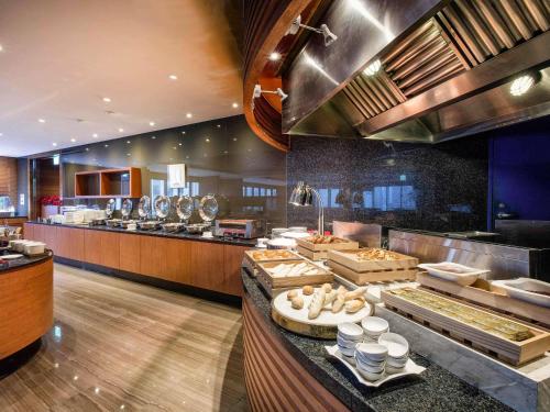 een restaurant met een buffet bij Ibis Ambassador Myeongdong in Seoul