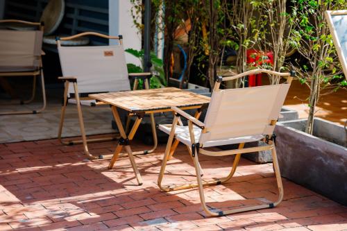Een patio of ander buitengedeelte van Happyhome Hostel