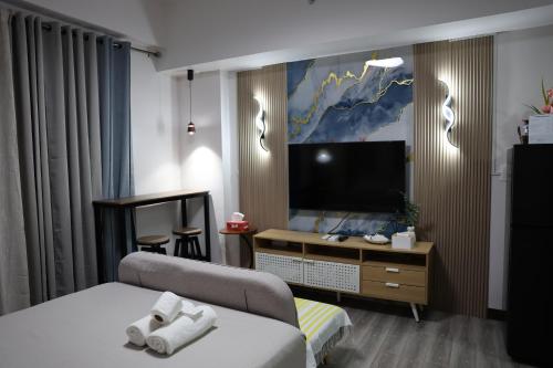 ein Hotelzimmer mit Bett und Flachbildfernseher in der Unterkunft Eirene Place Relax and Recharge in Pusok