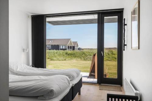 Giường trong phòng chung tại 284-Harboore-Bjergehusvej-8