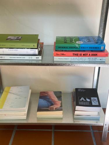 een plank met boeken bovenop bij Stay early mansion in Incheon