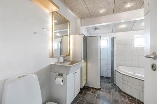 een badkamer met toilet, wastafel en bad bij 715-Thyboron-Limfjordsvej-17-a in Thyborøn