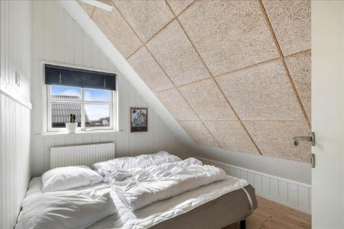 een bed in een kamer met een plafond bij 715-Thyboron-Limfjordsvej-17-a in Thyborøn