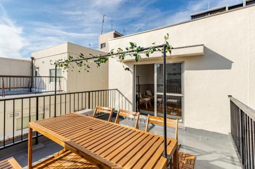 NEW OPEN!! 菊水堂 Kikusui Hotel 大阪貸切一棟貸し USJすぐ 駅徒歩4分 最大12名様 屋上テラス有 プロジェクター有 長期滞在可 家族やグループに