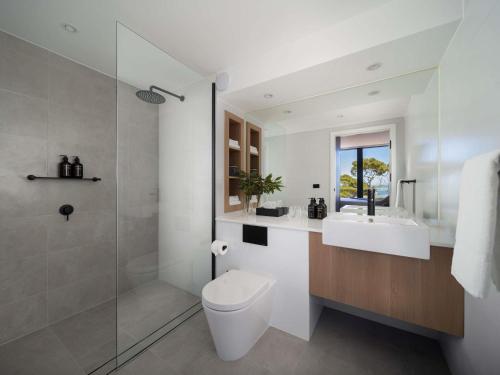 美洲河袋鼠岛美居酒店的浴室里有马桶、洗手池和淋浴。