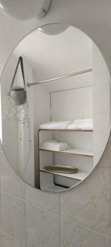 een spiegel aan een muur in een badkamer bij River Dawn in Shoalhaven Heads