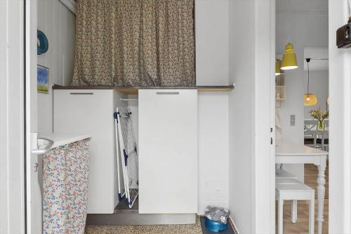 een keuken met witte kasten en een raam bij 727-Thyboron-Magevej-10 in Thyborøn