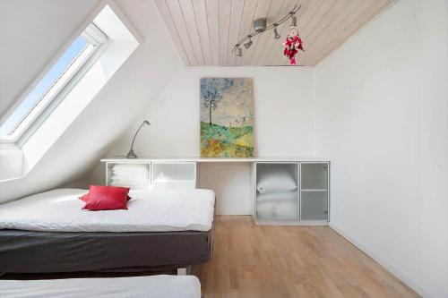 een zolderkamer met twee bedden en een raam bij 719-Thyboron-Fanovej-3 in Thyborøn