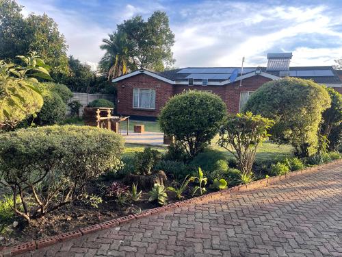 een bakstenen huis met een tuin ervoor bij 1568 on Mukwa in Harare