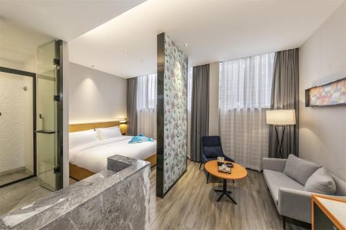 Postel nebo postele na pokoji v ubytování Sofitel Fuzhou Pop Hotel