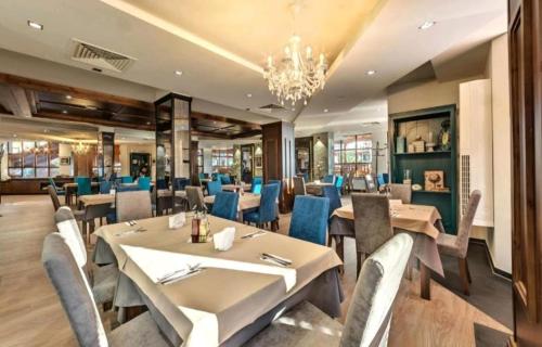 Restaurace v ubytování Apartment in Belvedere Club G205