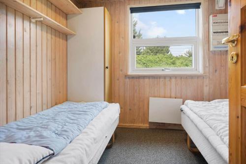 a bedroom with two beds and a window at 0021-Romo-Ringvejen-74 in Høm