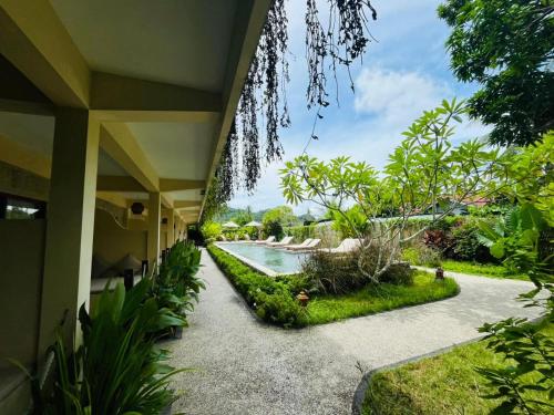 een extern uitzicht op een huis met een zwembad bij Mango Selong in Selong Belanak