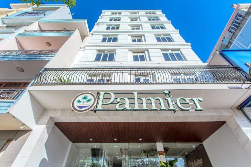 岘港Palmier Hotel - Art House Da Nang的上面有药房标志的建筑