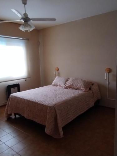 En eller flere senge i et værelse på CASA MENDOZA CENTRO con PILETA, CHECK IN AUTONOMO, en Mendoza Capital Céntrica, excelente ubicación, cómoda y confortable