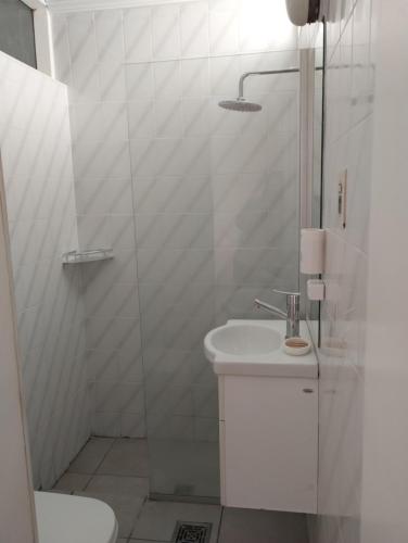 Et badeværelse på CASA MENDOZA CENTRO con PILETA, CHECK IN AUTONOMO, en Mendoza Capital Céntrica, excelente ubicación, cómoda y confortable