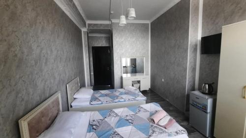 Butik tesisinde bir odada yatak veya yataklar