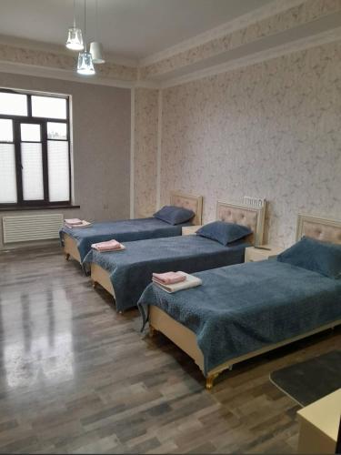 Butik tesisinde bir odada yatak veya yataklar