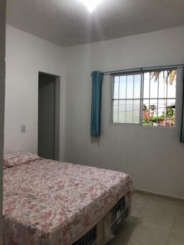 Giường trong phòng chung tại Suítes Som do Mar