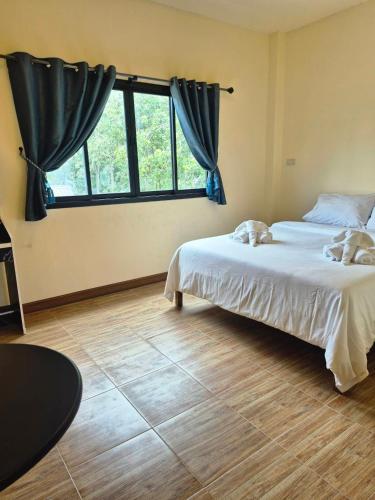 En eller flere senge i et værelse på Baan Suan Palm Lanta Long Beach