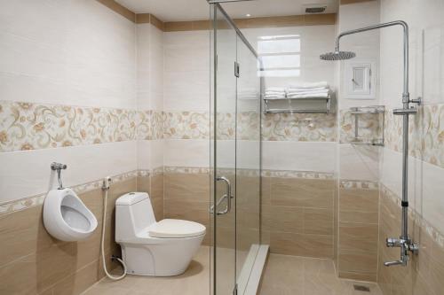 Et badeværelse på Khánh Ly Hotel - 庆丽酒店