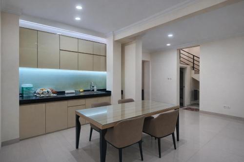 een eetkamer met een tafel en stoelen in een keuken bij ABC Homestay in Sentool