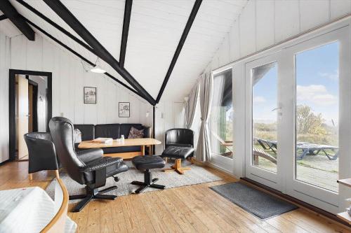 een kantoor met stoelen, een tafel en ramen bij 2555-Romo-A-M-Listsvej-6 in Tagholm