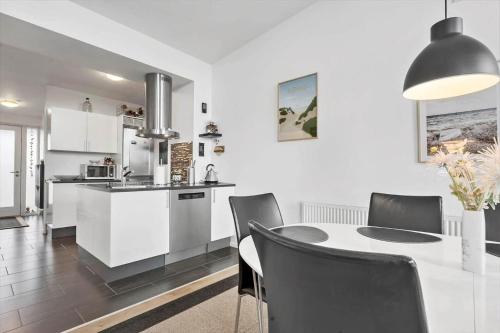 Kuchyň nebo kuchyňský kout v ubytování 2806-Romo-Nordre-Havnevej-26