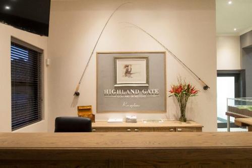 una scrivania in una stanza con un quadro sul muro di Highland gate Golf estate Mountain view 780 a Dullstroom