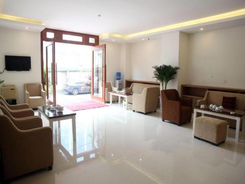 een lobby met een wachtkamer met stoelen en tafels bij Smart Hotel in Bắc Ninh
