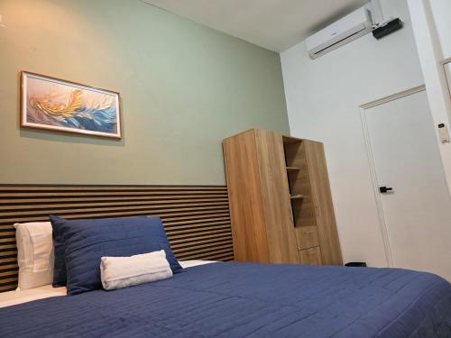 a bedroom with a blue bed and a wooden headboard at Confort en La Unión in La Unión