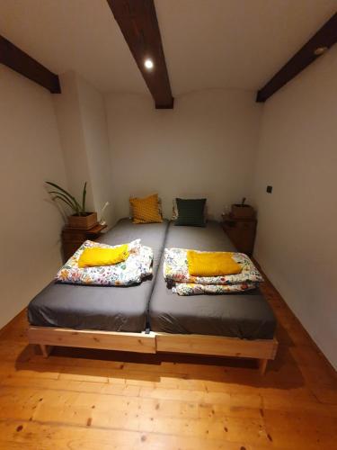una camera da letto con due letti in una stanza di ALPINE VILLAGE APARTMENT with a private terrace, garden, and parking - at a walking distance from LAKE BLED a Bohinjska Bela