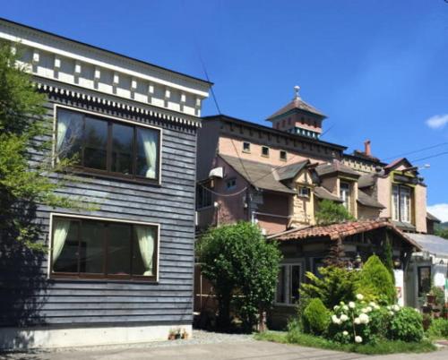une grande maison avec une tour en haut dans l'établissement Casa Allegra, à Yamanakako